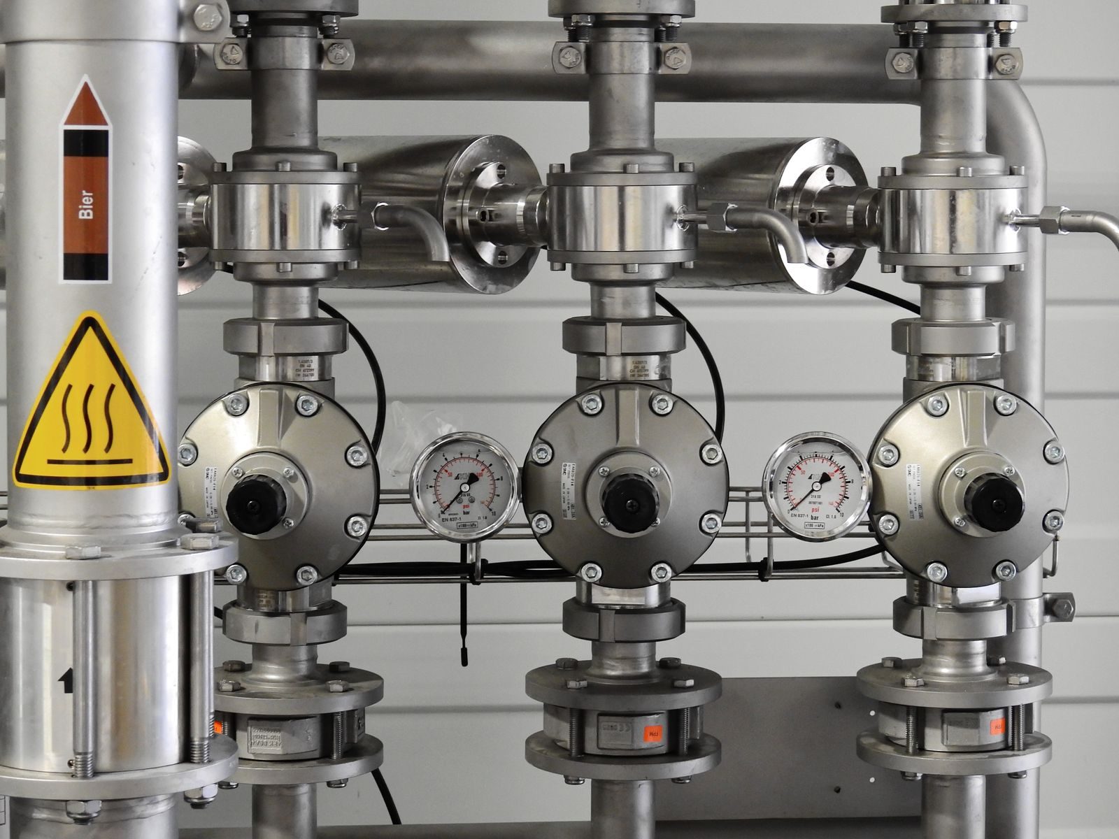 Industrial pressure gauges and transmitters